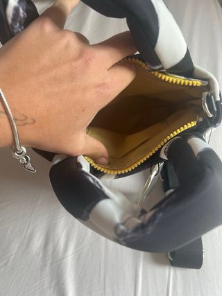 Bolso Parfois mini estampado blanco y negro