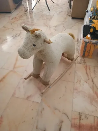 Caballo balancín de peluche