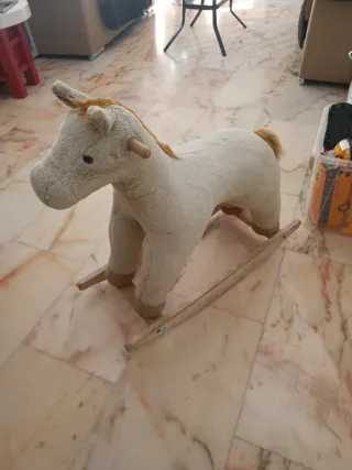 Caballo balancín de peluche