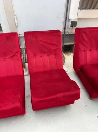 Sofá modular y butaca de terciopelo rojo vintage