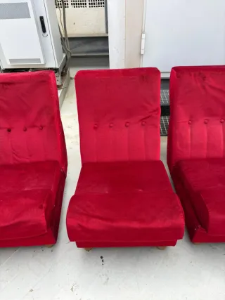 Sofá modular y butaca de terciopelo rojo vintage