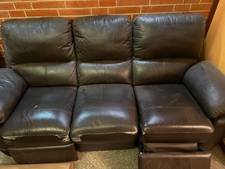 Regalo sofa de piel antiguo, está rozado.