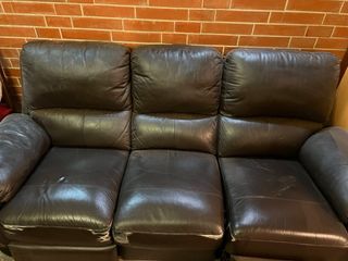 Regalo sofa de piel antiguo, está rozado.
