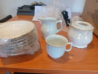 Juego de cerámica blanco y dorado