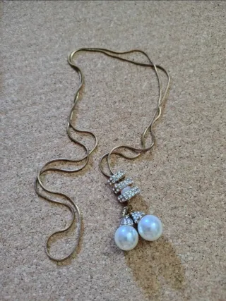 Collana con ciondolo rotondo e orecchini