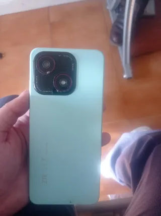 Teléfono móvil con pantalla rota