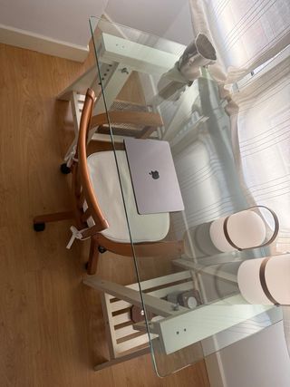 Mesa de cristal con caballetes de madera