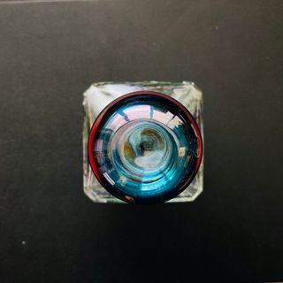 Bottiglia in vetro decorata con tappo sferico