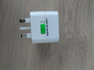 Adaptador universal para enchufes