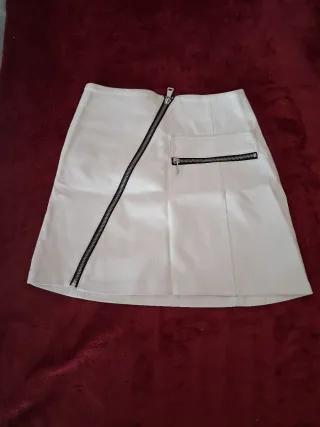 Falda blanca con cremallera