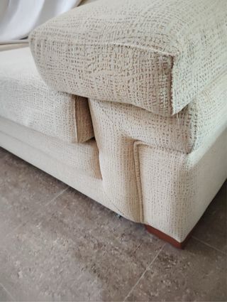 Sofá de tela beige