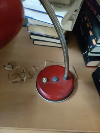 Lámpara de escritorio roja vintage