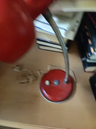 Lámpara de escritorio roja vintage