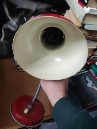 Lámpara de escritorio roja vintage