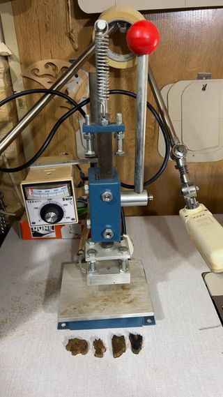 Máquina de timbrar/grabar cuero