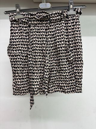 Falda corta estampada con cinturón