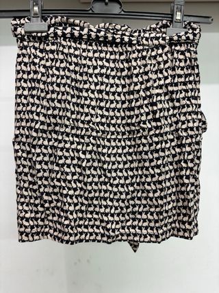 Falda corta estampada con cinturón