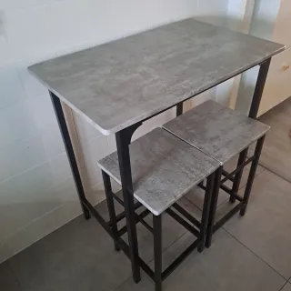 Mesa de cocina con 2 taburetes