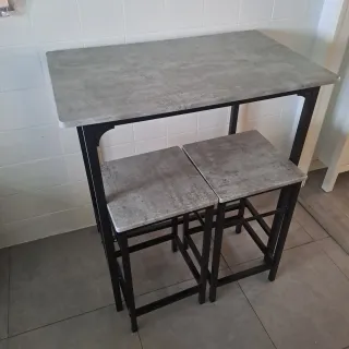 Mesa de cocina con 2 taburetes