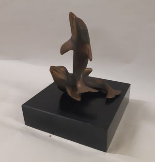 Scultura bronzo coppia delfini base nera
