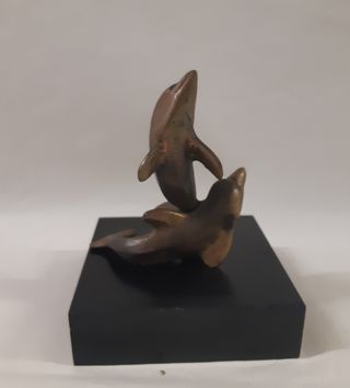 Scultura bronzo coppia delfini base nera