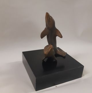Scultura bronzo coppia delfini base nera