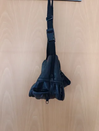 Riñonera de piel negra con 5 cremalleras