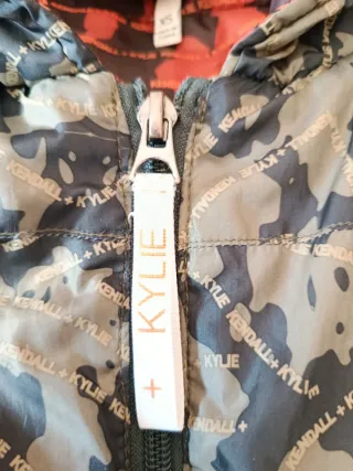 Chaqueta con capucha y estampado