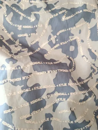 Chaqueta con capucha y estampado