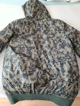 Chaqueta con capucha y estampado