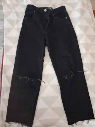 Pantalones vaqueros negros rotos
