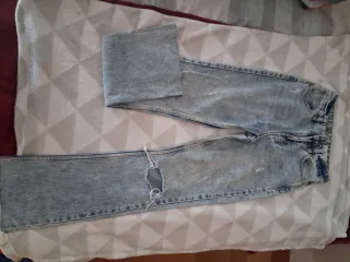 Pantalones vaqueros negros rotos