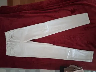 Pantalones vaqueros negros rotos