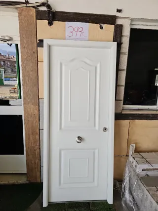 Puerta de entrada blanca exterior