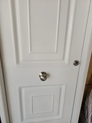 Puerta de entrada blanca exterior