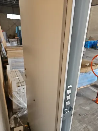 Puerta de entrada blanca exterior