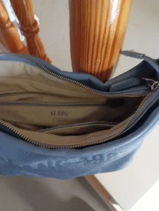 Bolso azul y plateado