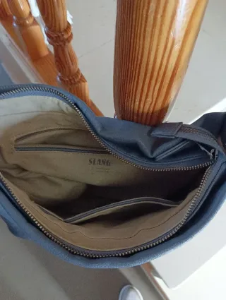 Bolso azul y plateado