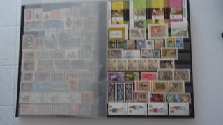 CLASIFICADOR CON 1460 SELLOS MAYORMENTE NUEVOS.