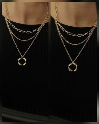 Varios collares unidos en 1 dorados con estampado.