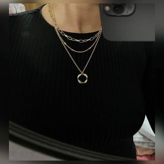 Varios collares unidos en 1 dorados con estampado.