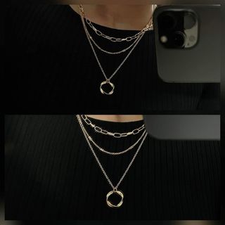 Varios collares unidos en 1 dorados con estampado.