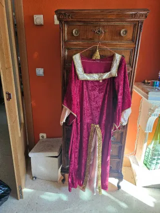 Disfraz medieval rojo y dorado