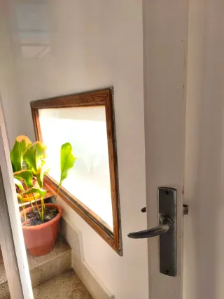 Puerta de paso acristalada estilo Mid-Century.