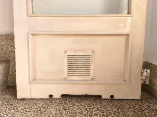 Puerta de paso acristalada estilo Mid-Century.