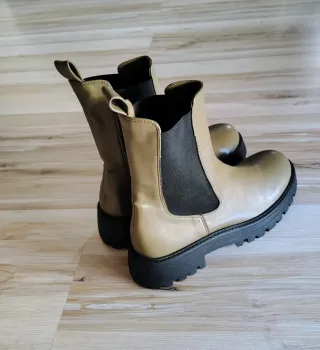 Botines verdes oliva modernos.Venta en persona.