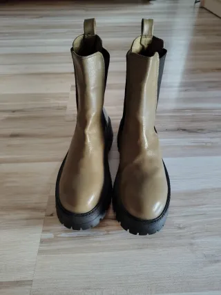 Botines verdes oliva modernos.Venta en persona.