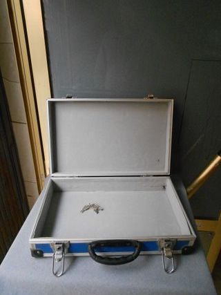 Maletín metálico azul y plateado