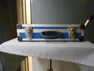 Maletín metálico azul y plateado