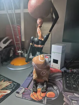 Figura cerámica mujer con cántaro